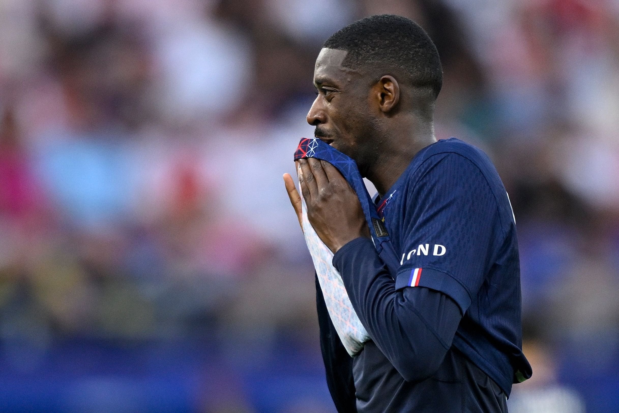 Ousmane Dembélé terminó muy cansado y tuvo que salir al final del segundo tiempo