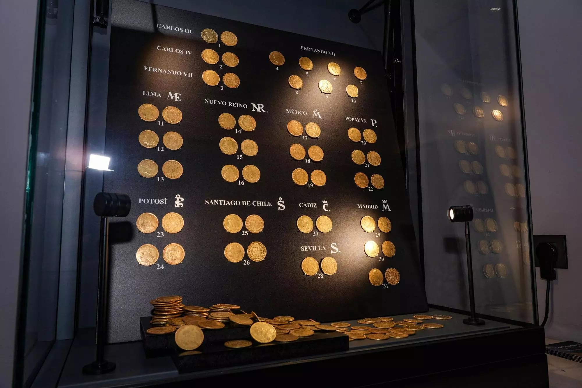 Vitrina donde estaban expuestas las monedas de oro