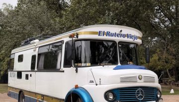 “Me conectó espiritualmente”. Es el nieto de una inolvidable artista y recorre la Argentina en un motorhome llevando su música