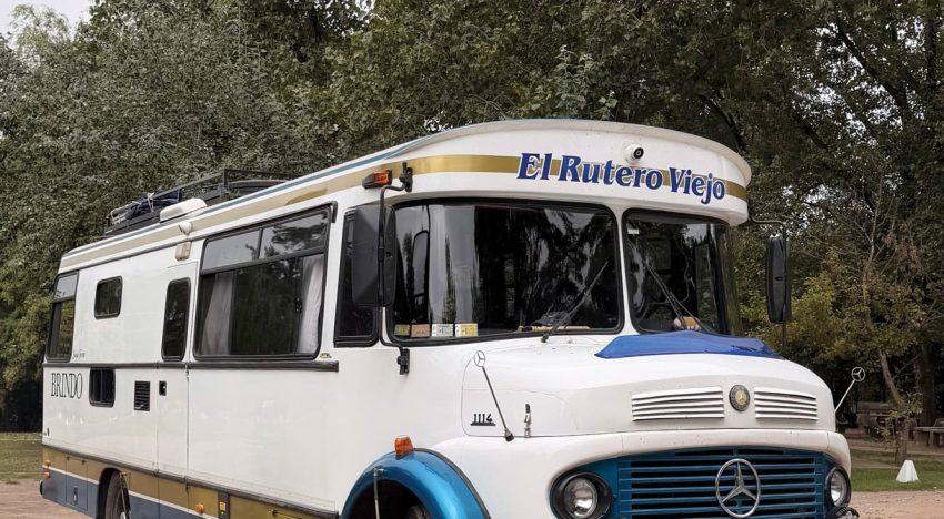 “Me conectó espiritualmente”. Es el nieto de una inolvidable artista y recorre la Argentina en un motorhome llevando su música