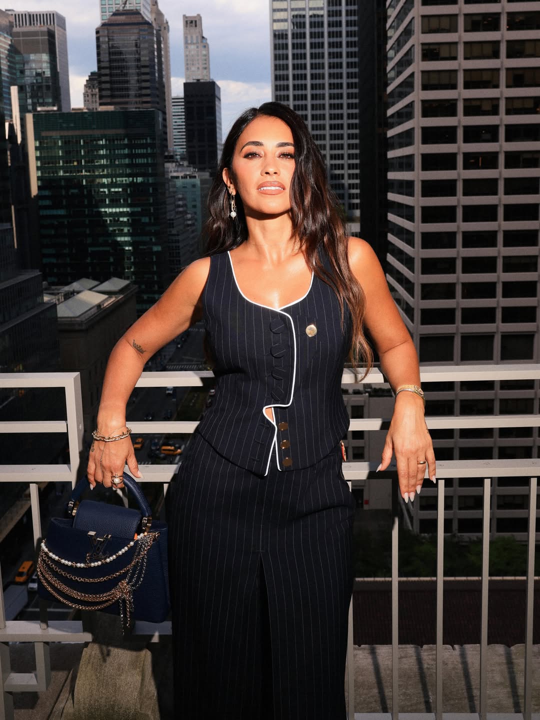 Antonela Roccuzzo con sastrería Louis Vuitton. (Foto: Instagram/@antonelaroccuzzo)