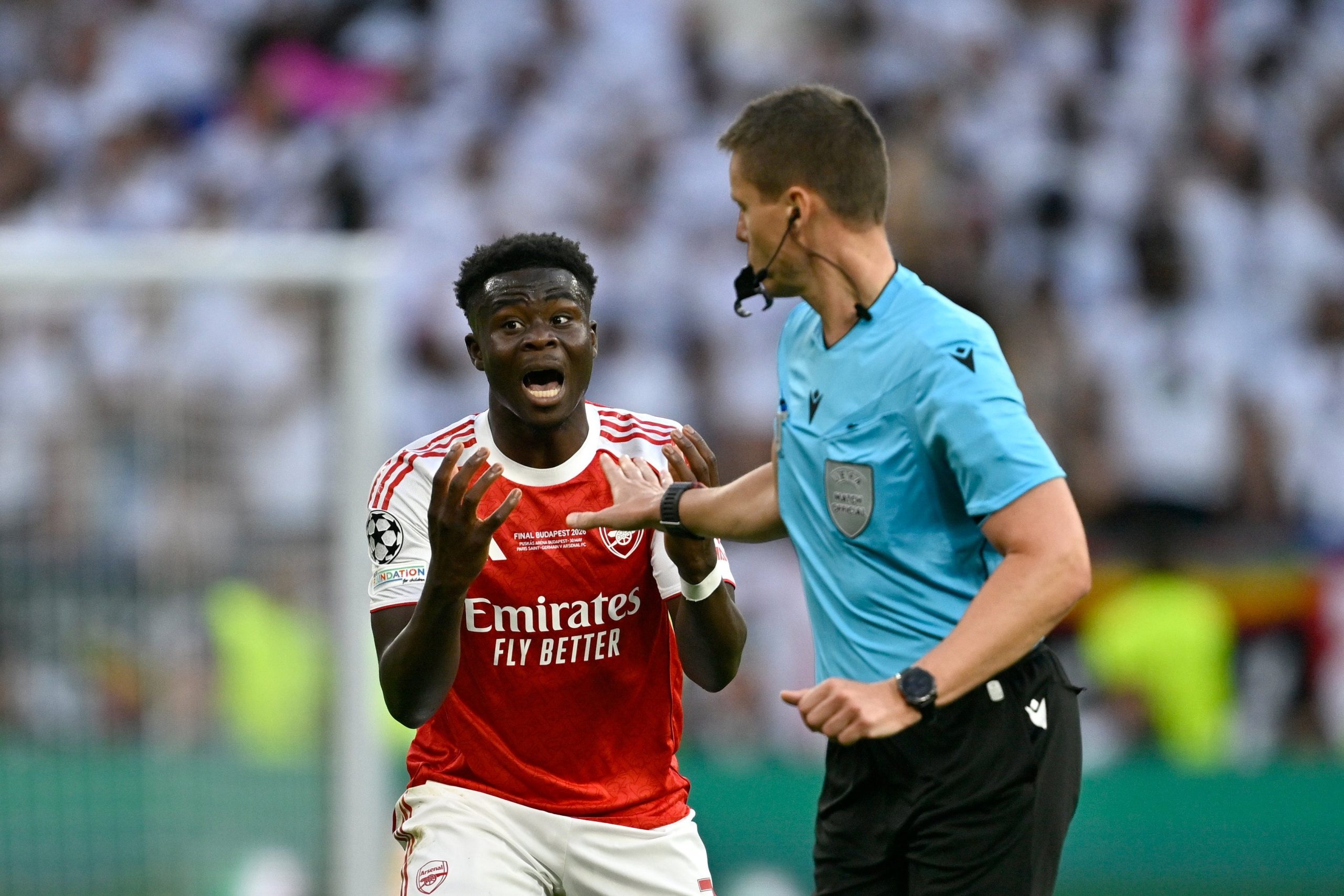 La reacción de Bukayo Saka tras recibir la amarilla