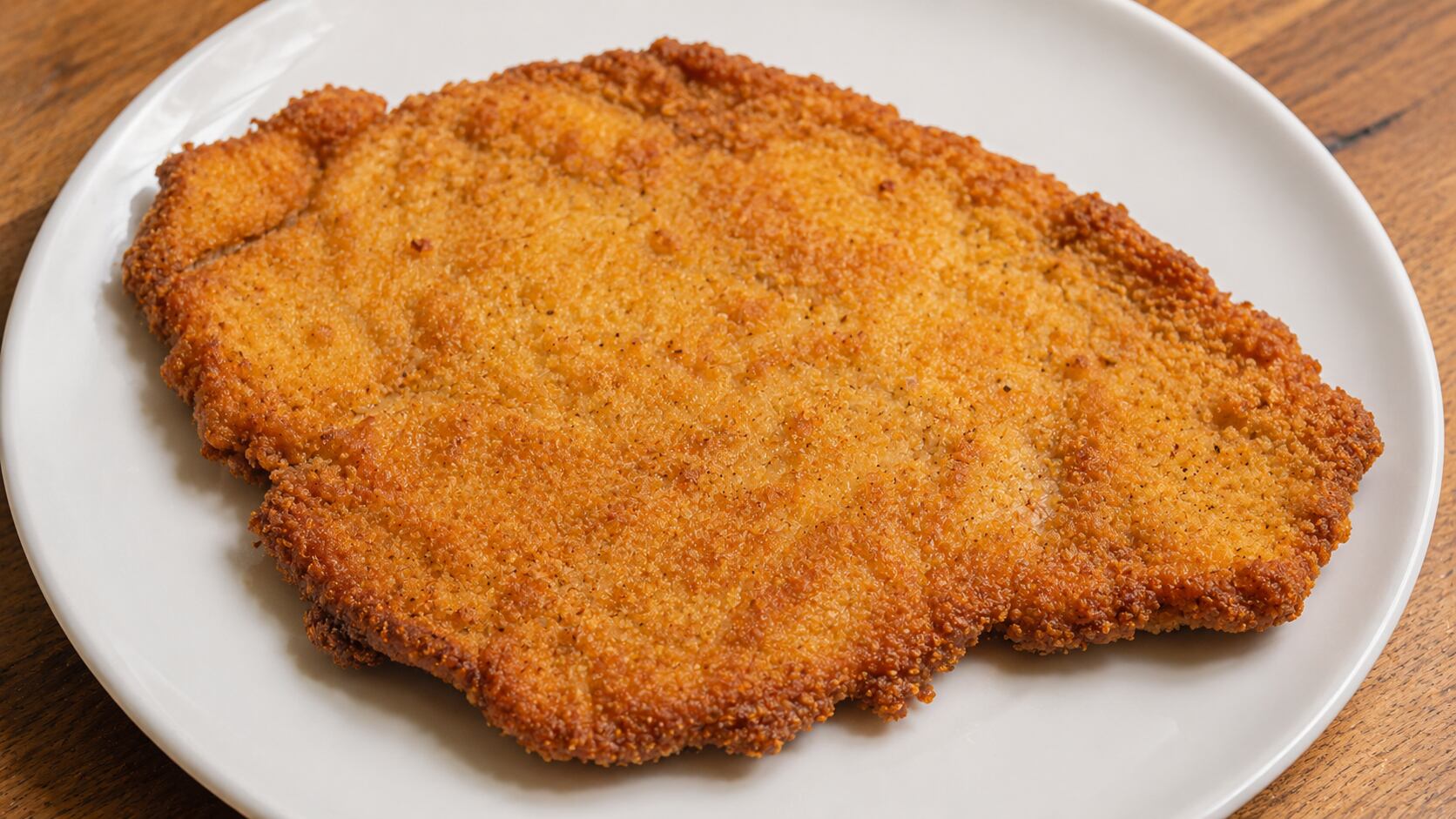 La milanesa de bola de lomo es más chica, pero mucho más tierna. (Imagen ilustrativa generada con IA)