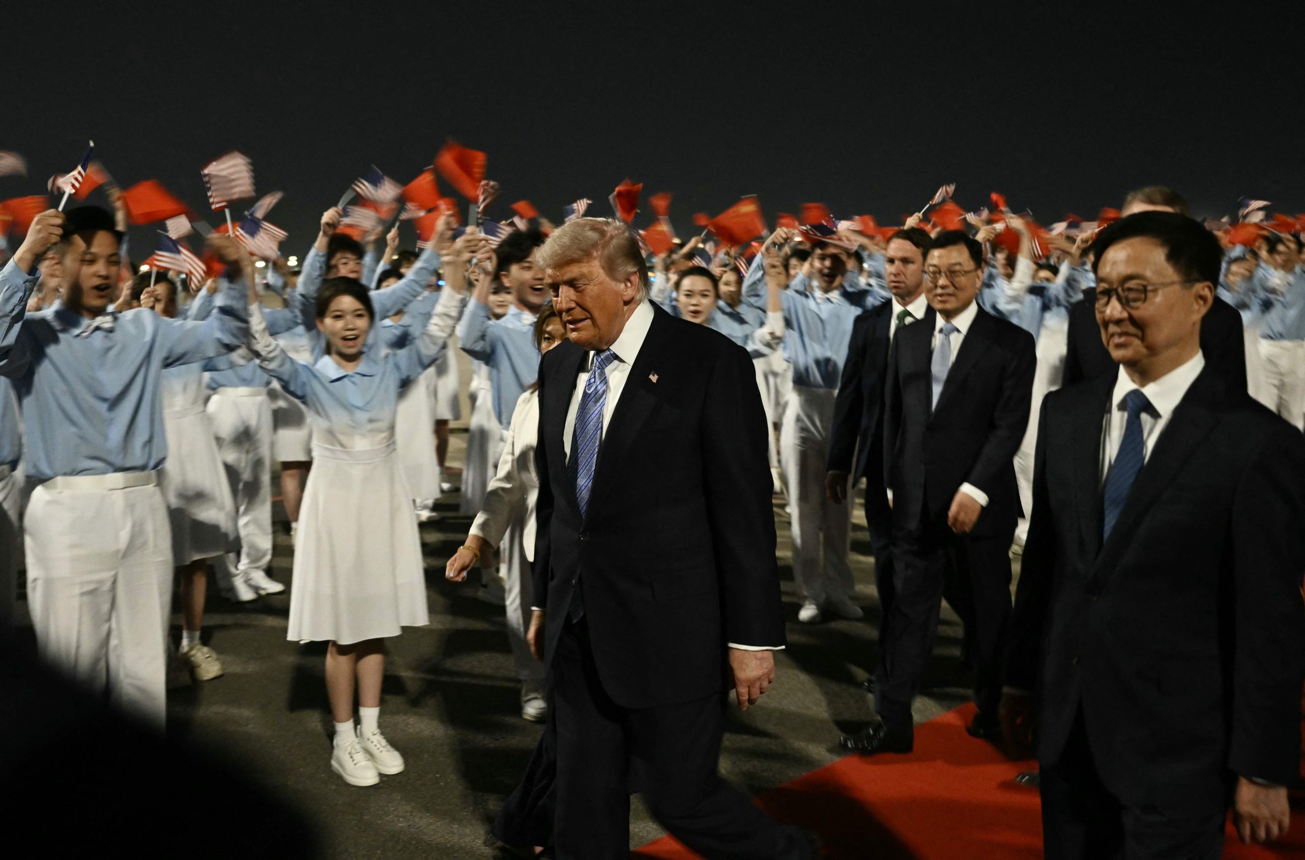Trump llega a Pekín junto a una comitiva de empresarios estadounidenses, entre ellos, el dueño de Tesla y Space X, Elon Musk