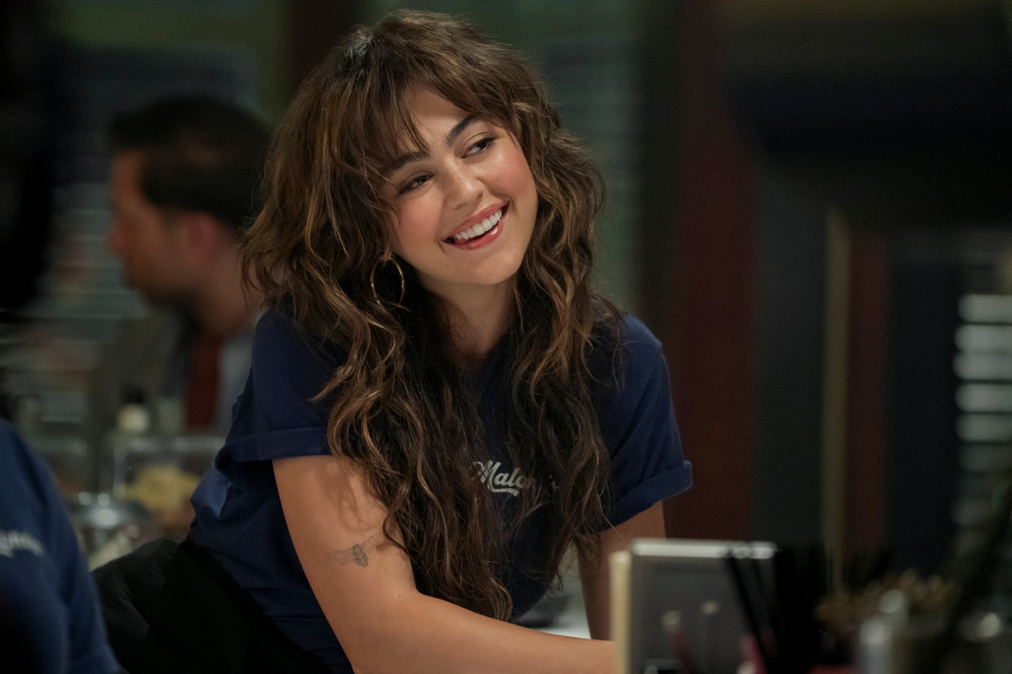 Mika Abdalla interpreta a Allie, una estudiante de teatro y la mejor amiga de Hannah (Ella Bright), el personaje principal de la primera temporada