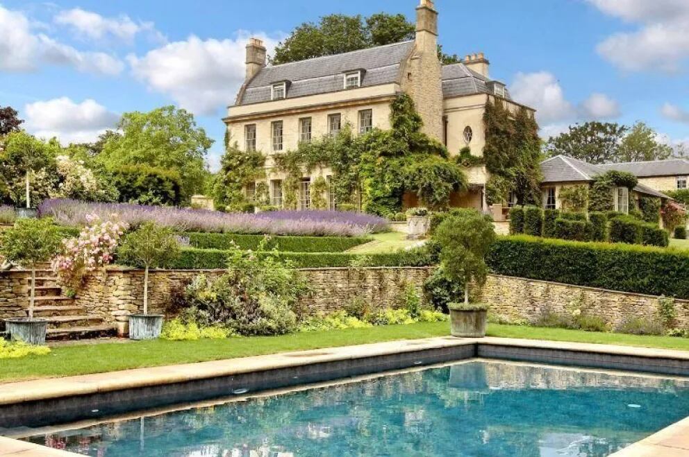 El concepto apunta a aislamiento y exclusividad: vegetación densa, piscina y arquitectura tradicional en un entorno de máxima privacidad dentro del mercado premium londinense (Foto: TN)