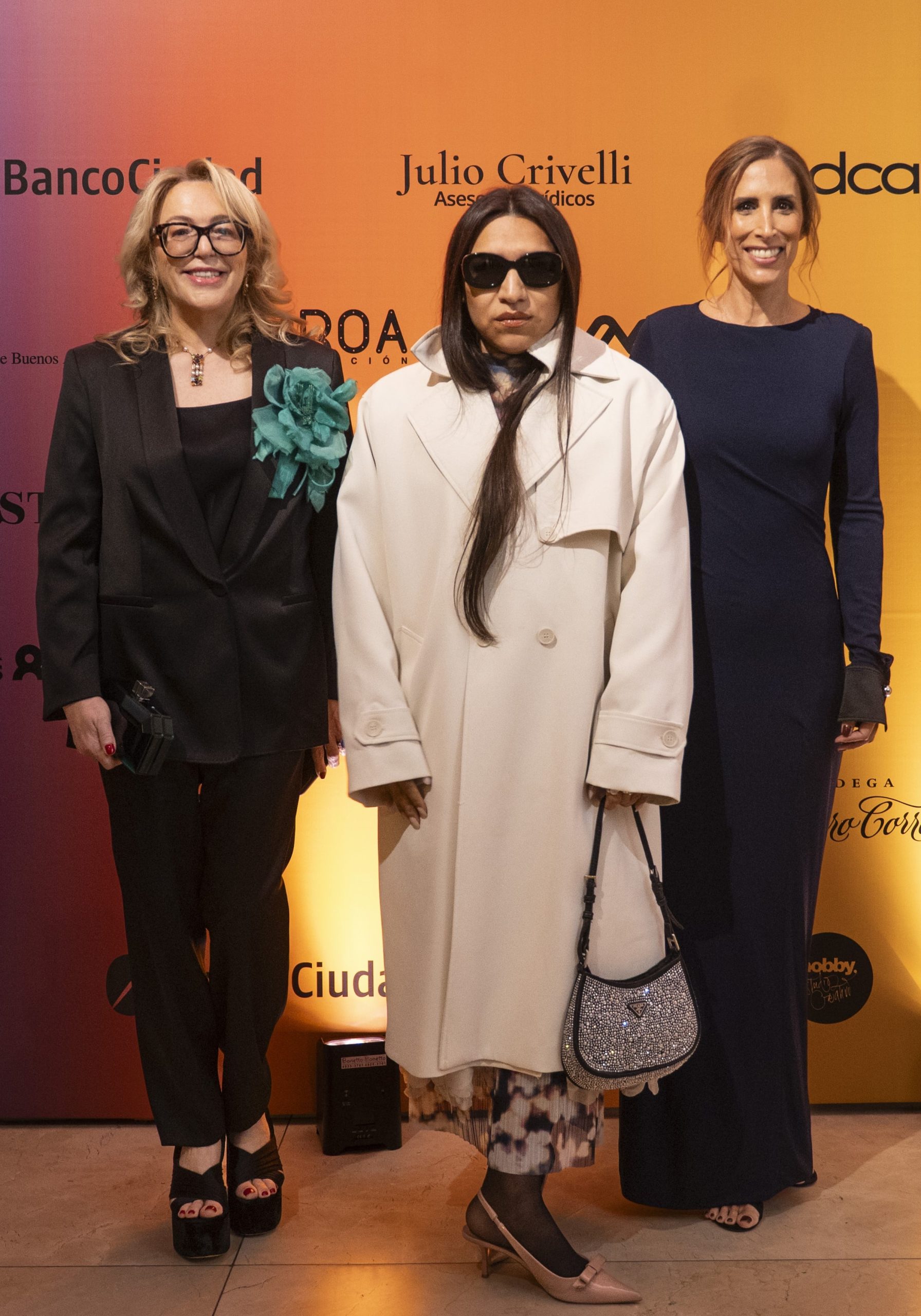 La vicepresidenta y la presidenta de Amigos del Moderno, junto a la artista Chola Poblete