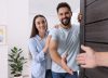 El hábito silencioso que tienen las personas con alta inteligencia emocional cuando visitan una casa ajena