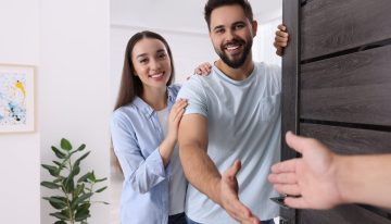 El hábito silencioso que tienen las personas con alta inteligencia emocional cuando visitan una casa ajena