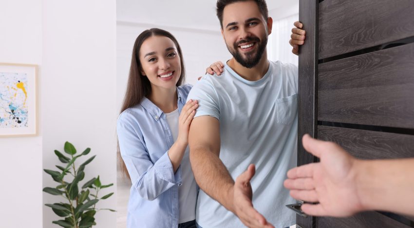El hábito silencioso que tienen las personas con alta inteligencia emocional cuando visitan una casa ajena