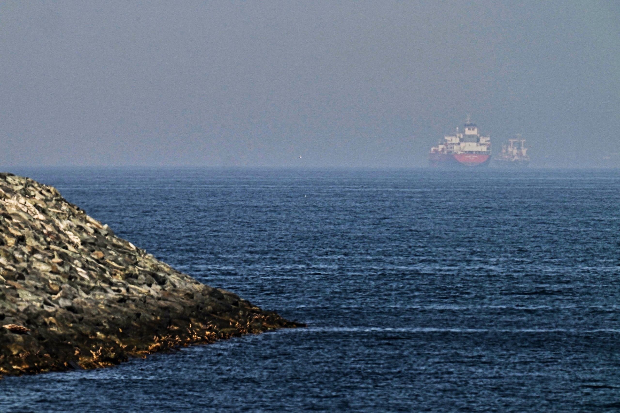 Cargueros se ven en el mar cerca del estrecho de Ormuz