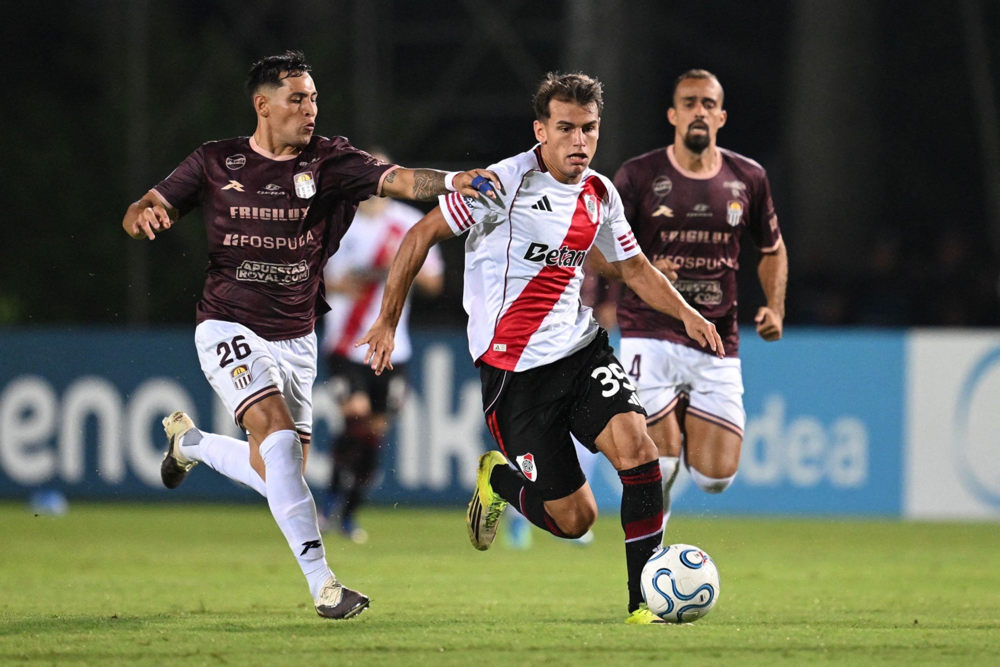 Joaquín Freitas conduce la pelota ante Carabobo, por la Copa Sudamericana