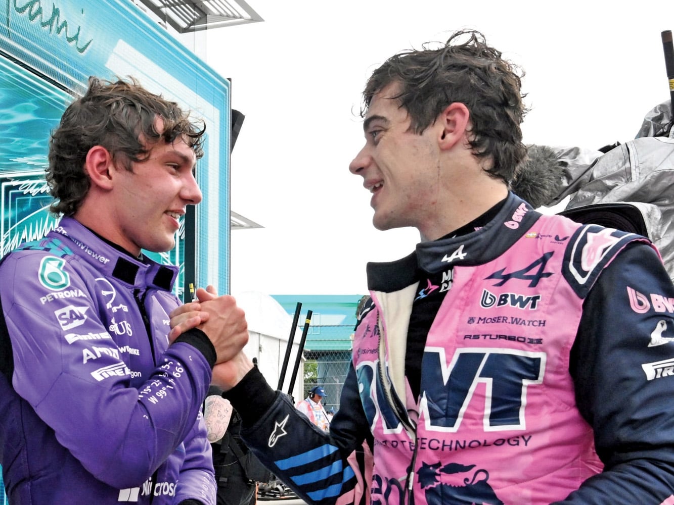 El piloto argentino de Alpine, Franco Colapinto, junto al piloto de Mercedes, Kimi Antonelli, tras el Gran Premio de Fórmula 1 de Miami 2026