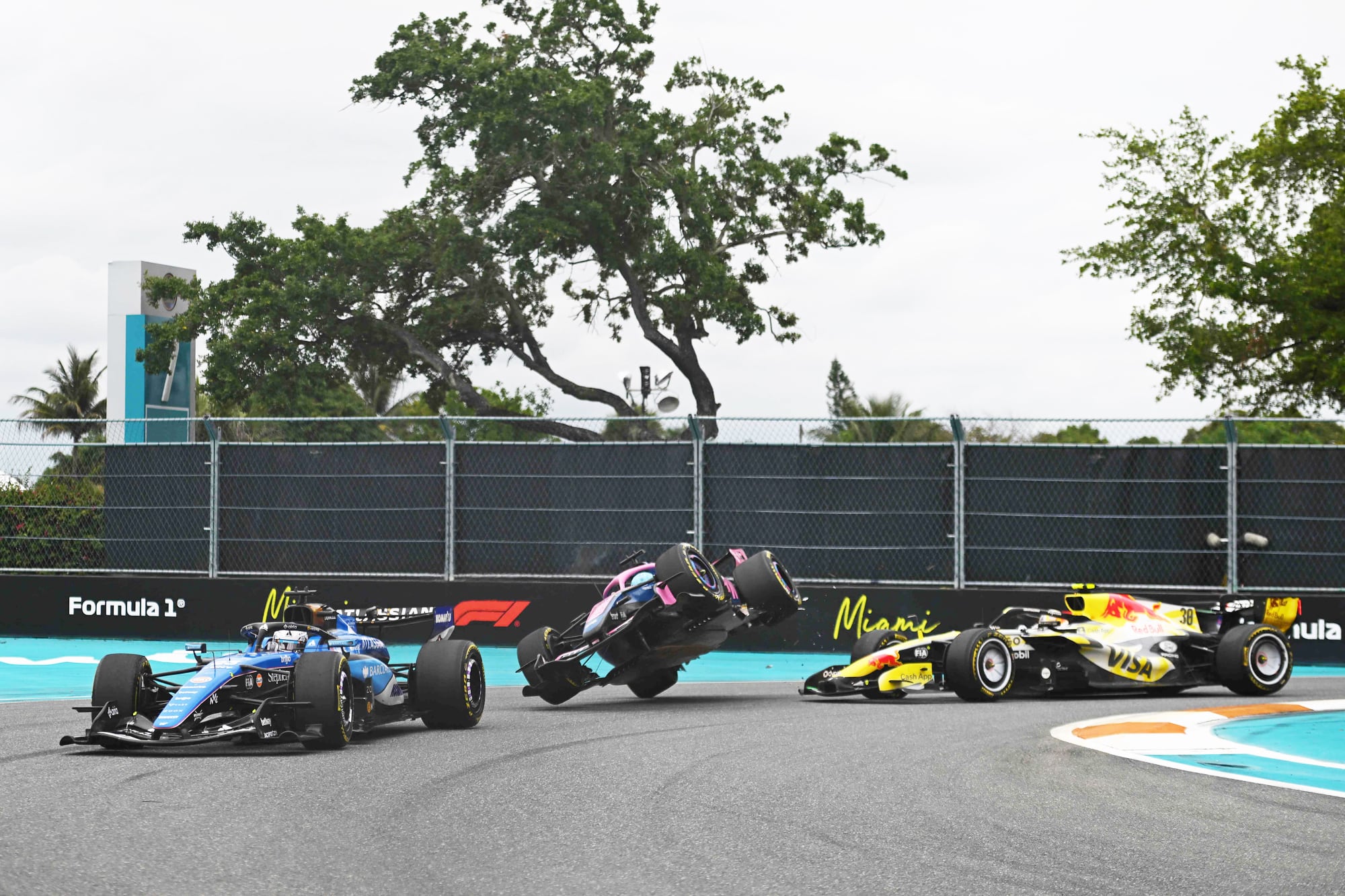 El compañero de Colapinto, Pierre Gasly, quedó fuera de la competencia en Miami luego de que  Liam Lawson lo chocara en una curva