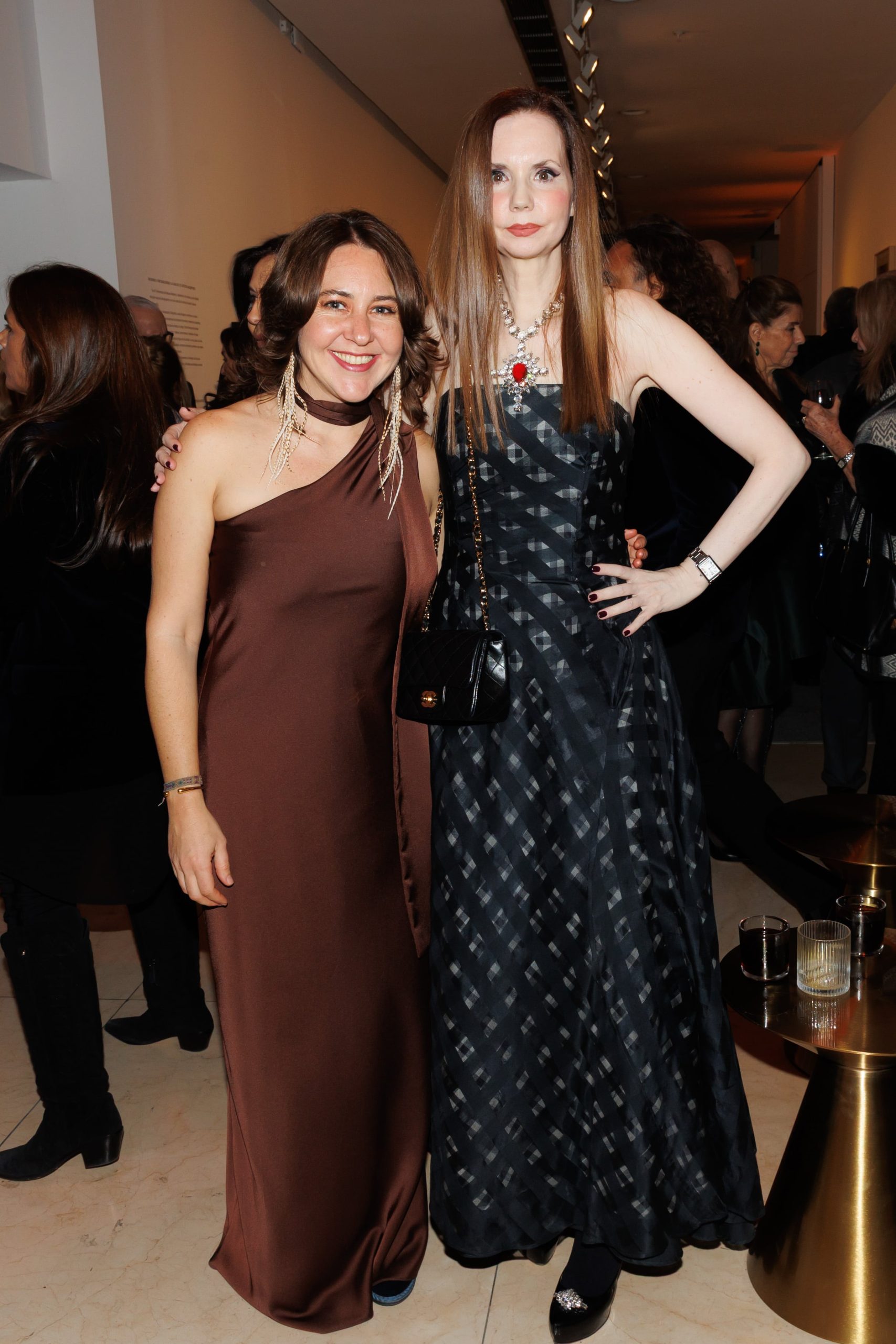 Clara Bunge y Marina Achával Duhau. La noche comenzó con un cóctel en el primer piso del Museo, durante el cual los invitados pudieron recorrer la exposición “Moderno y MetaModerno. Edición 70 Aniversario”