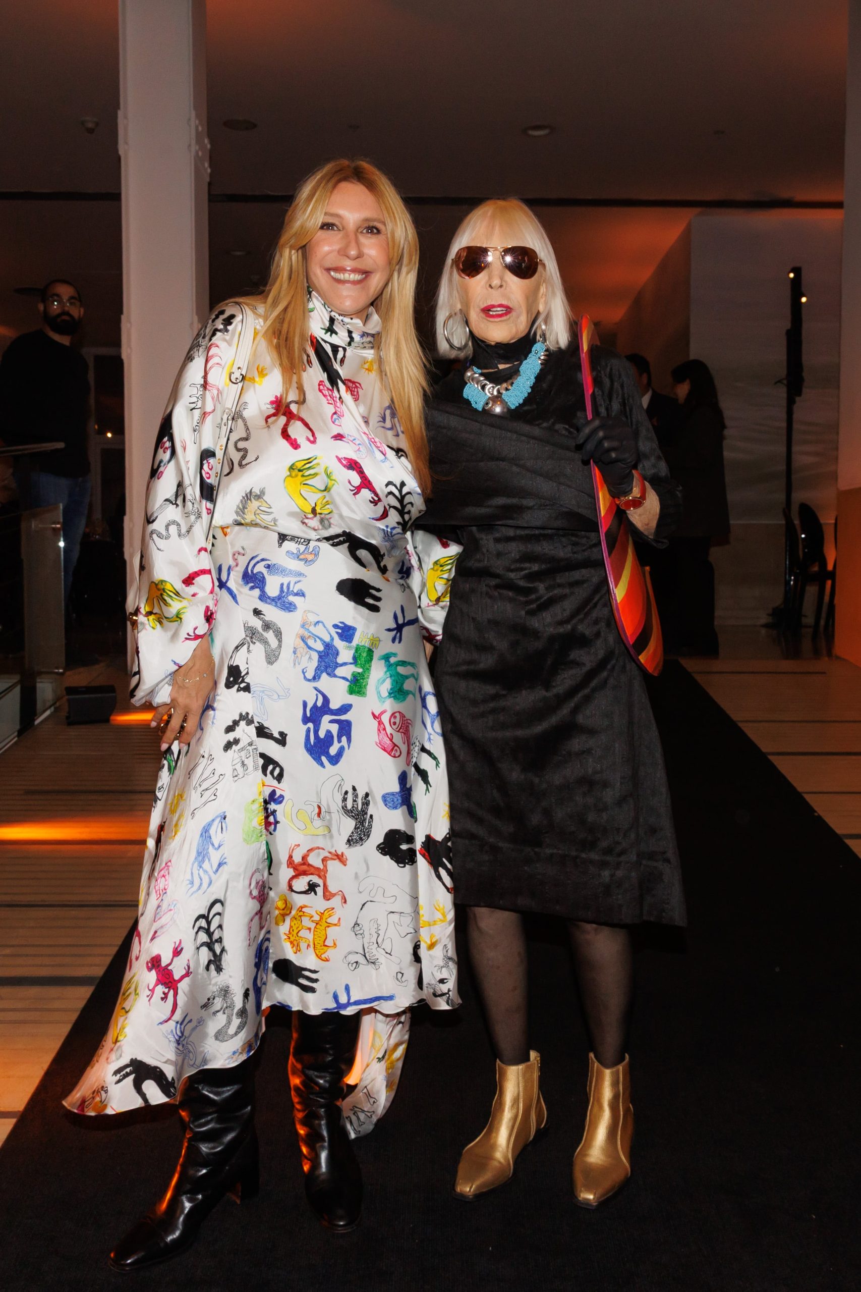 Con un look superartístico, Amalia Amoedo, junto a Marta Minujín