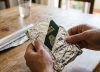 Por qué recomiendan envolver el pasaporte con papel aluminio: qué beneficios tiene y cuándo hacerlo