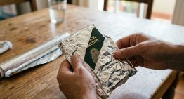 Por qué recomiendan envolver el pasaporte con papel aluminio: qué beneficios tiene y cuándo hacerlo