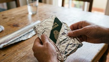 Por qué recomiendan envolver el pasaporte con papel aluminio: qué beneficios tiene y cuándo hacerlo