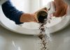 Tirar café usado con bicarbonato en el inodoro: para qué sirve y por qué lo recomiendan