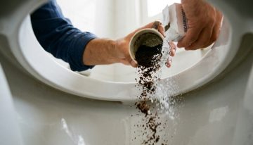 Tirar café usado con bicarbonato en el inodoro: para qué sirve y por qué lo recomiendan