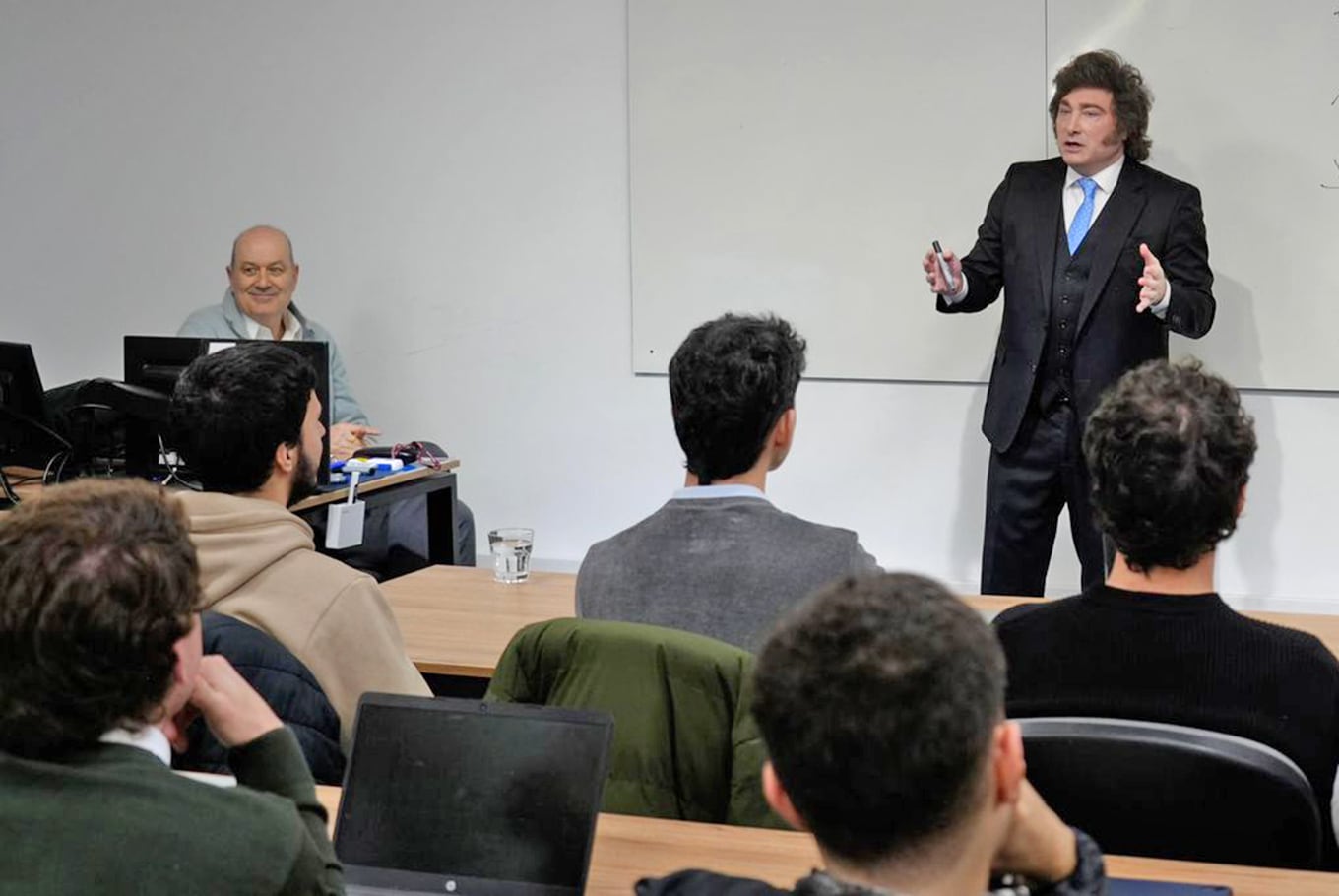 El presidente Javier Milei disertó esta mañana ante los alumnos de Macroeconomía Avanzada de la Maestría en Economía de la Universidad de San Andrés, lo acompañó Federico Sturzenegger
