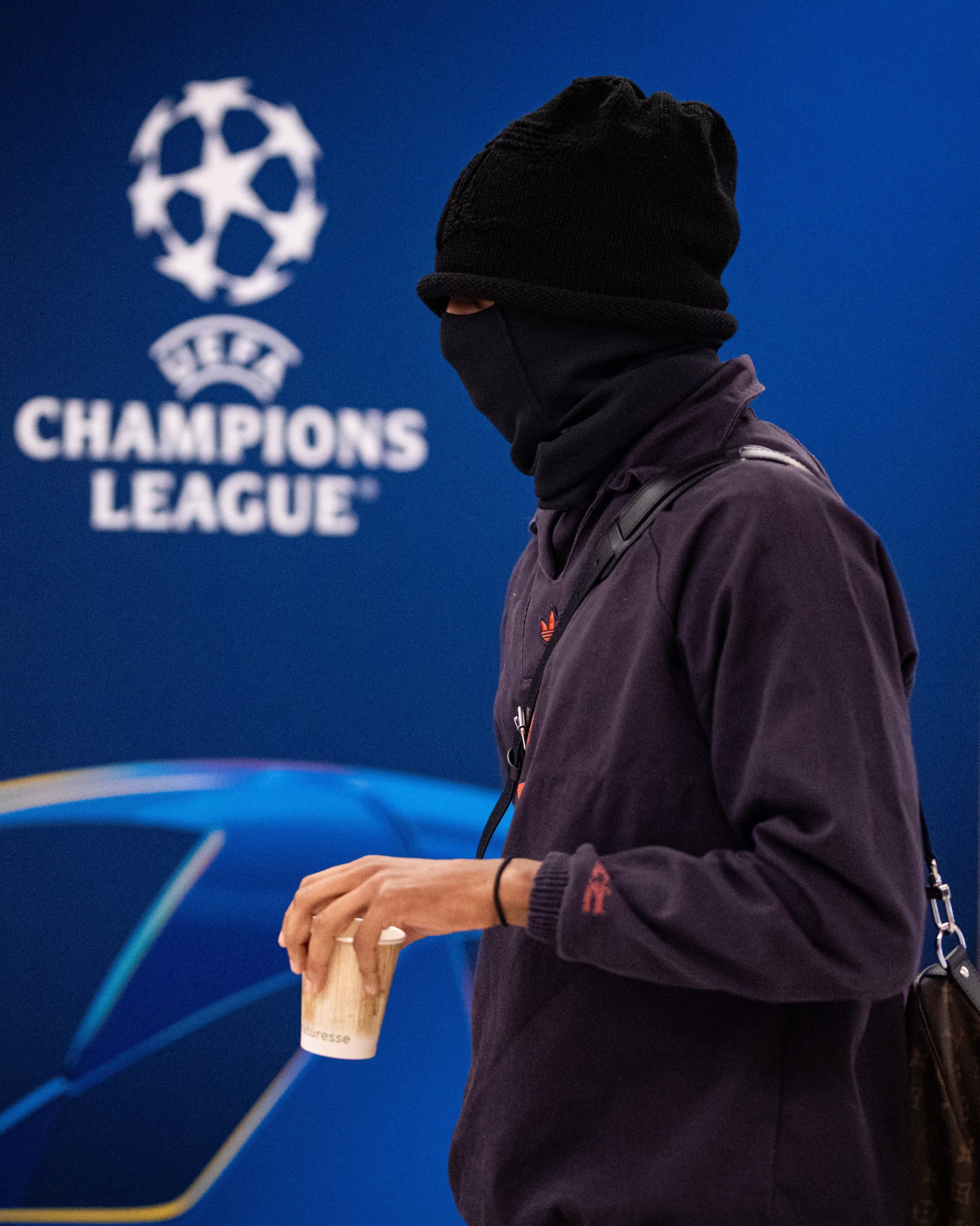 Michael Olise en su llegada al Allianz Arena para la vuelta de las semifinales de la Champions League ante PSG