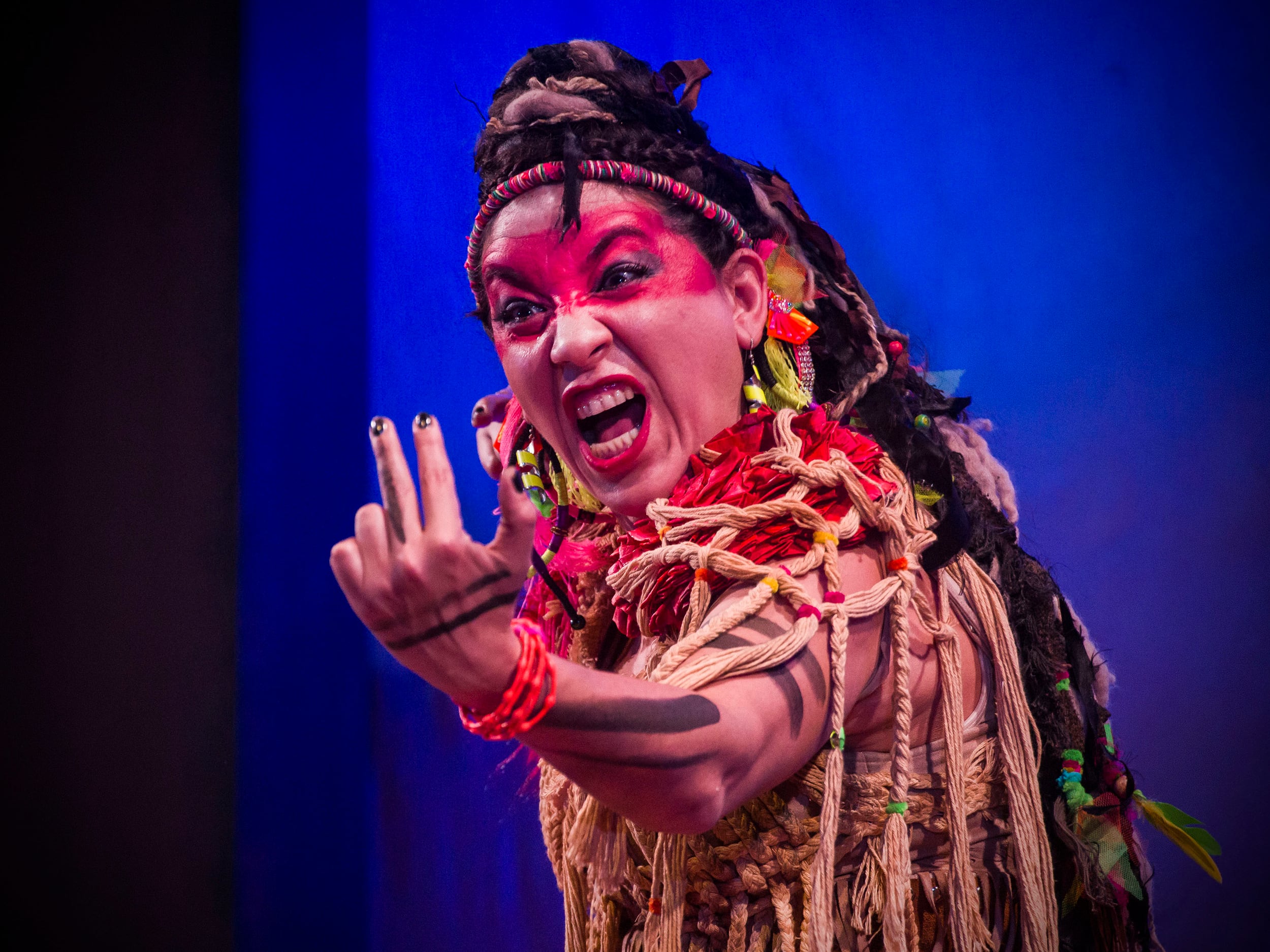 Lorena Vega en la obra de teatro Las cautivas