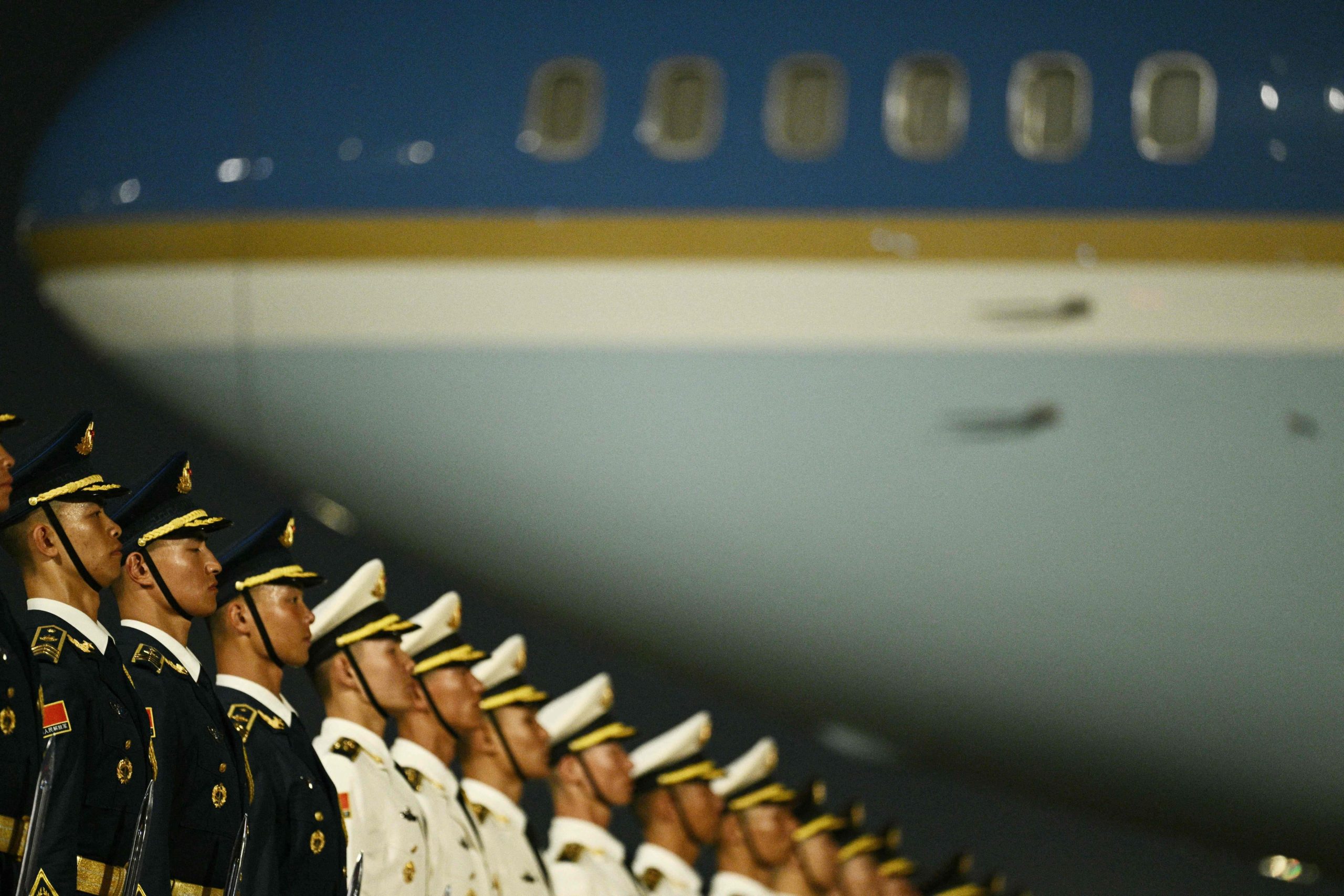 Trump llega a Pekín junto a una comitiva de empresarios estadounidenses, entre ellos, el dueño de Tesla y Space X, Elon Musk