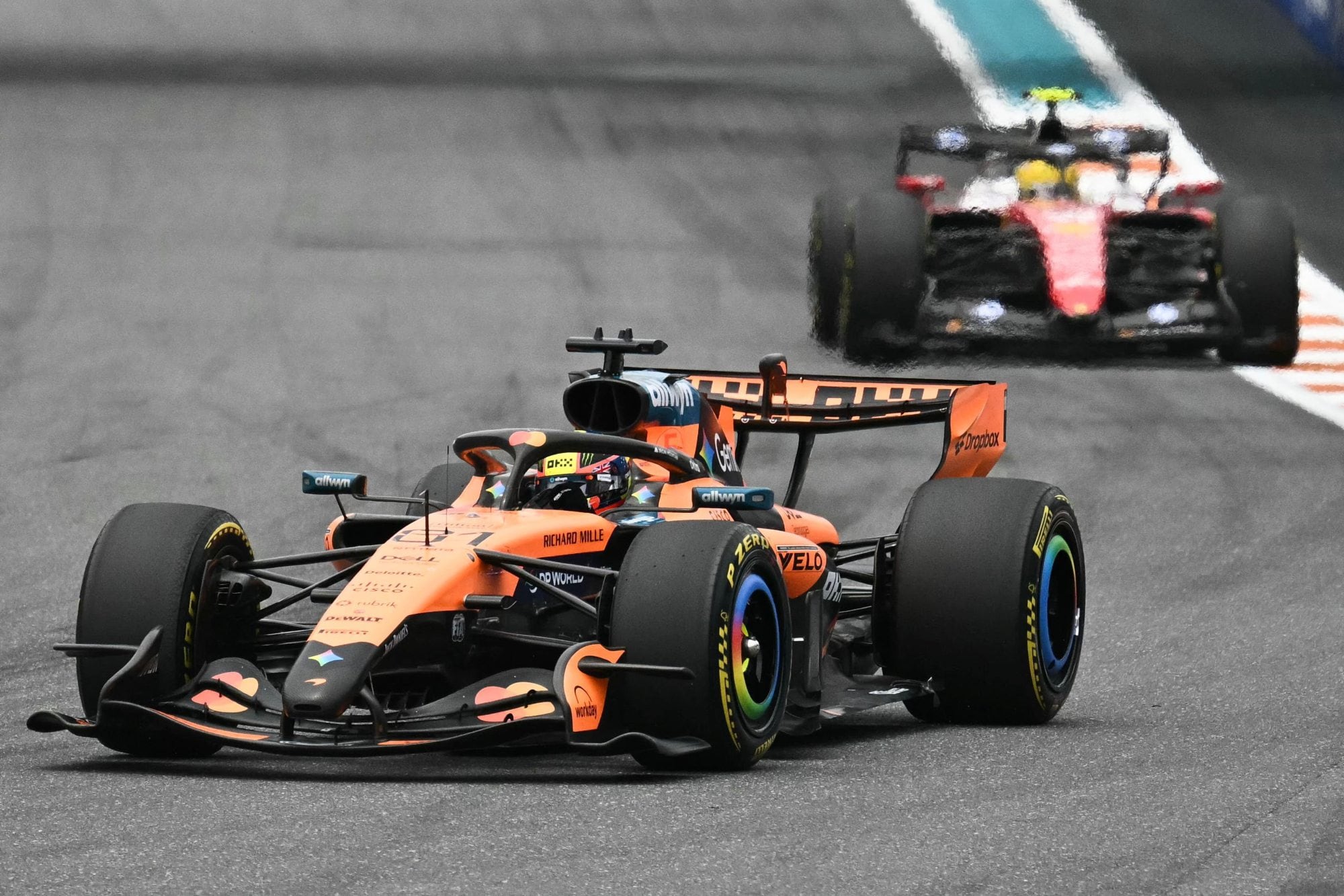 Oscar Piastri es seguido por Lewis Hamilton