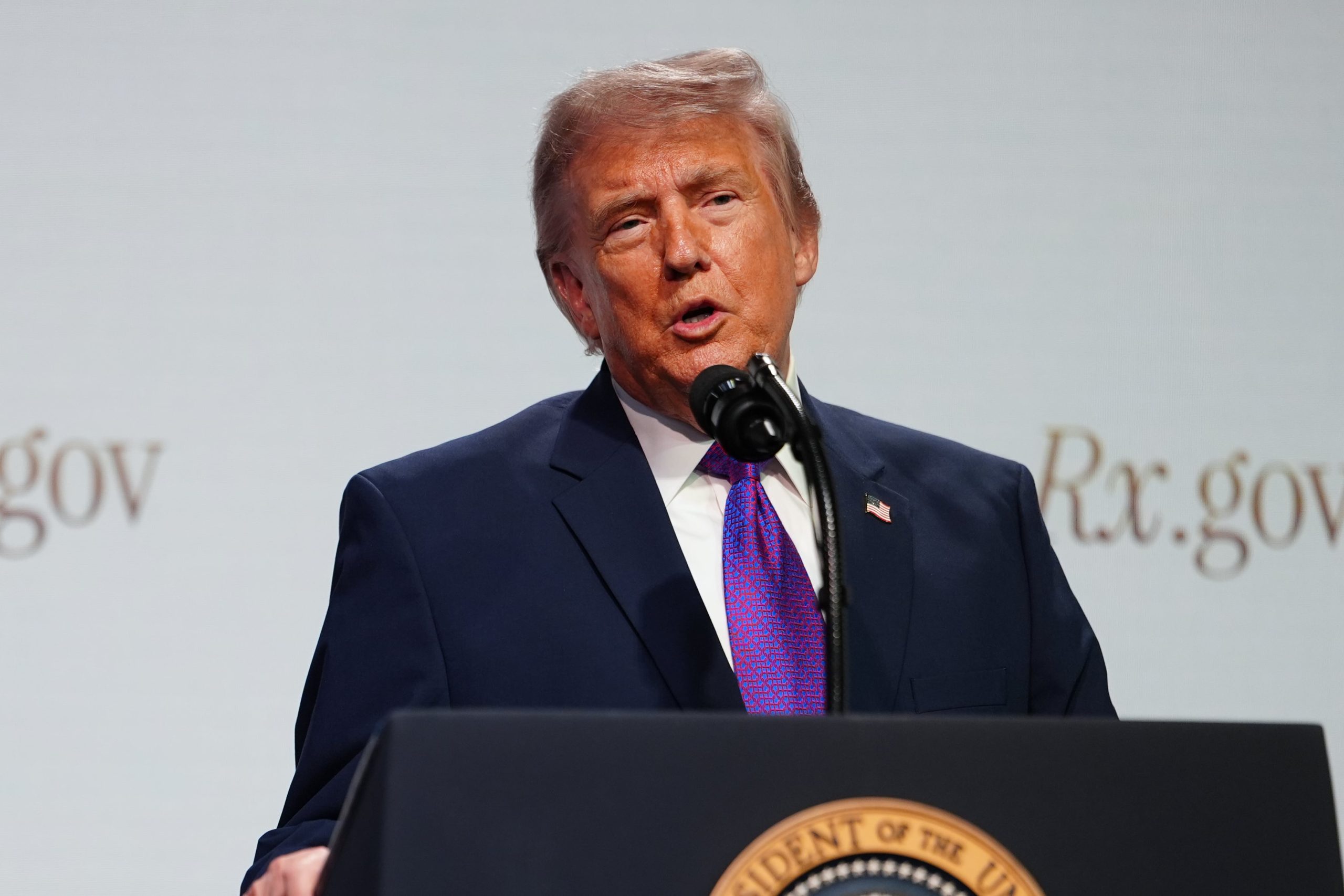 El presidente Donald Trump pronuncia un discurso en el Edificio Ejecutivo Eisenhower de la Casa Blanca, el lunes 18 de mayo de 2026, en Washington. (AP Foto/Julia Demaree Nikhinson)