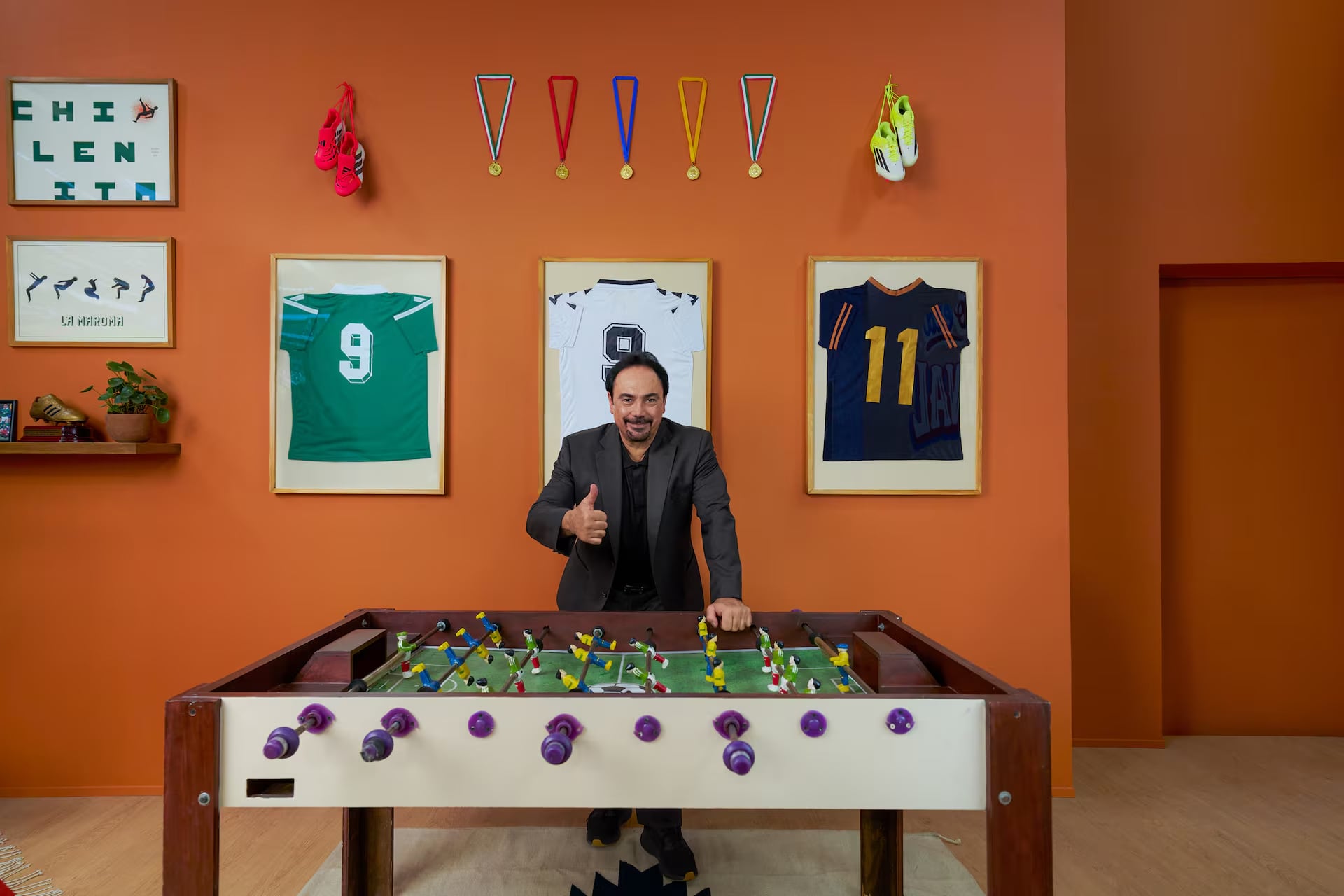 El ex futbolista y actual entrenador, Hugo Sánchez, fue el encargado del recorrido por el estadio