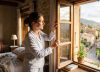 Ni a las 10 ni a las 17: a qué hora hay que abrir las ventanas de la casa, según el Feng Shui