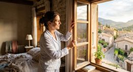 Ni a las 10 ni a las 17: a qué hora hay que abrir las ventanas de la casa, según el Feng Shui