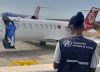 El avión que trasladaba a dos pacientes del crucero debió aterrizar en Canarias para reparar una “burbuja de aislamiento”