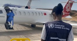 El avión que trasladaba a dos pacientes del crucero debió aterrizar en Canarias para reparar una “burbuja de aislamiento”