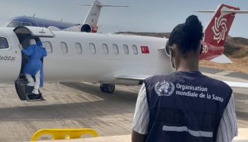 El avión que trasladaba a dos pacientes del crucero debió aterrizar en Canarias para reparar una “burbuja de aislamiento”