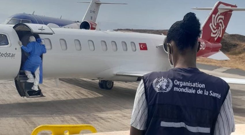 El avión que trasladaba a dos pacientes del crucero debió aterrizar en Canarias para reparar una “burbuja de aislamiento”