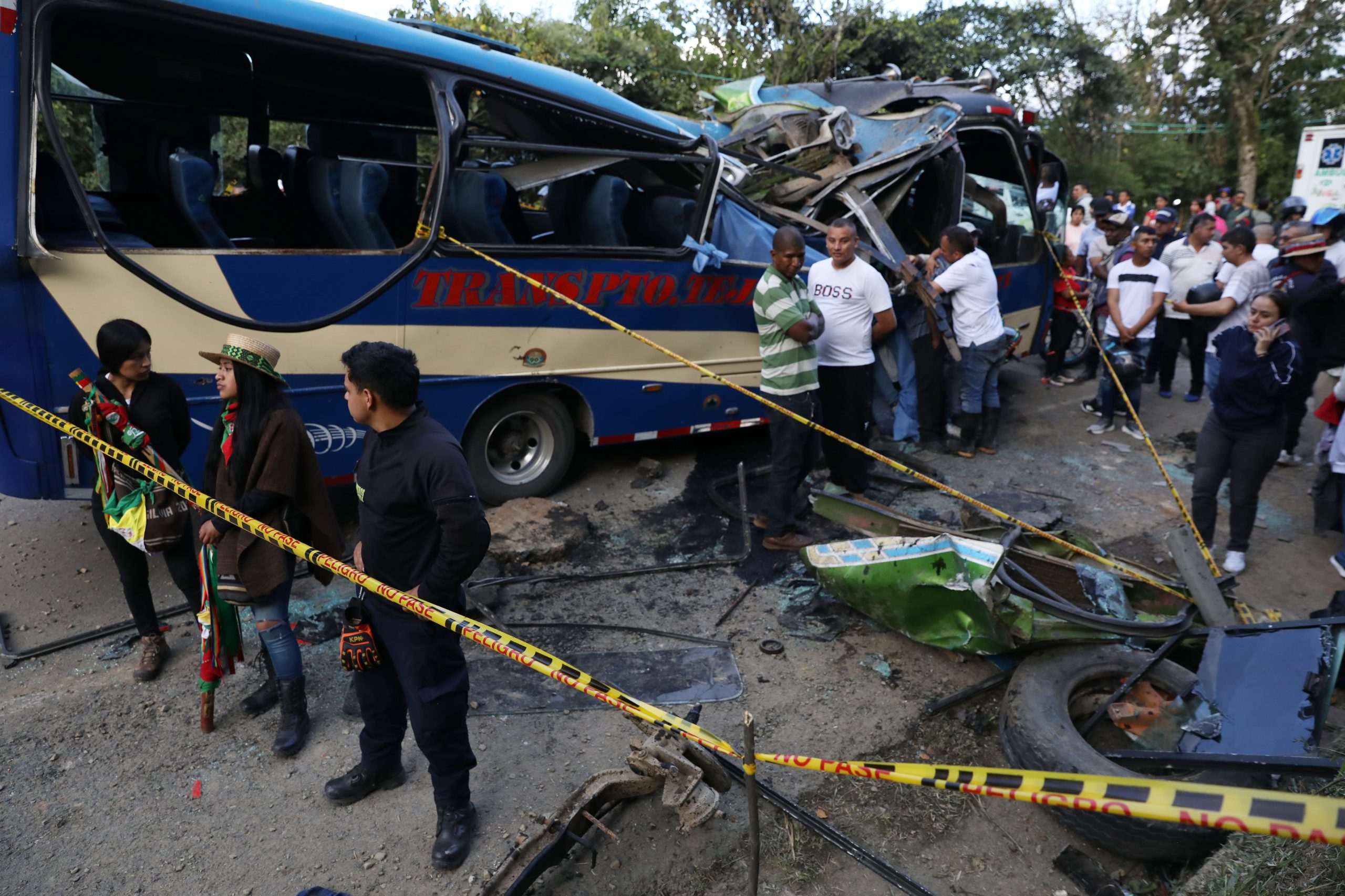 Varias personas se congregan alrededor de un autobús alcanzado por un artefacto explosivo en Cajibío, Colombia, el 25 de abril de 2026