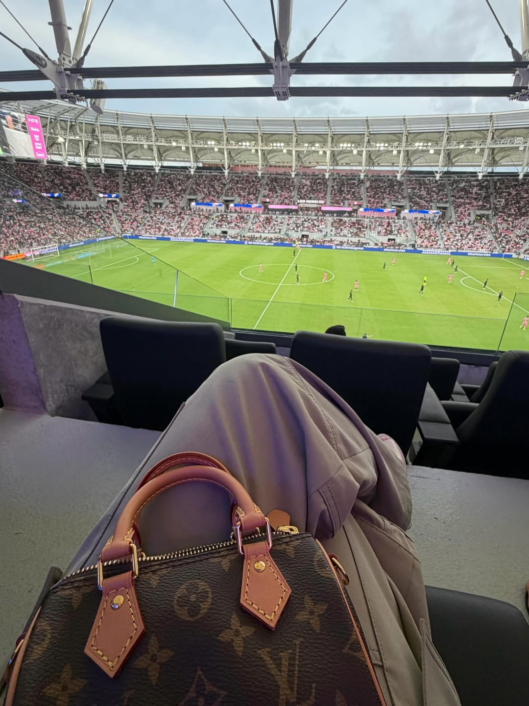 Antonela Roccuzzo mostró en detalle su cartera Vuitton. (Foto: Instagram/@antonelaroccuzzo)