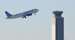 Un pasajero agredió a una azafata y trató de acceder a la cabina del avión en un vuelo de United Airlines