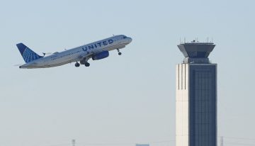 Un pasajero agredió a una azafata y trató de acceder a la cabina del avión en un vuelo de United Airlines