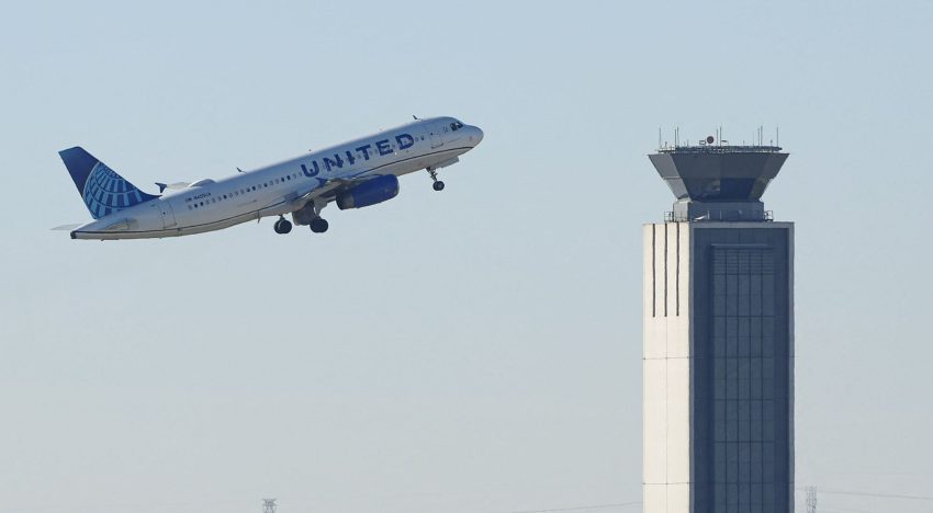 Un pasajero agredió a una azafata y trató de acceder a la cabina del avión en un vuelo de United Airlines