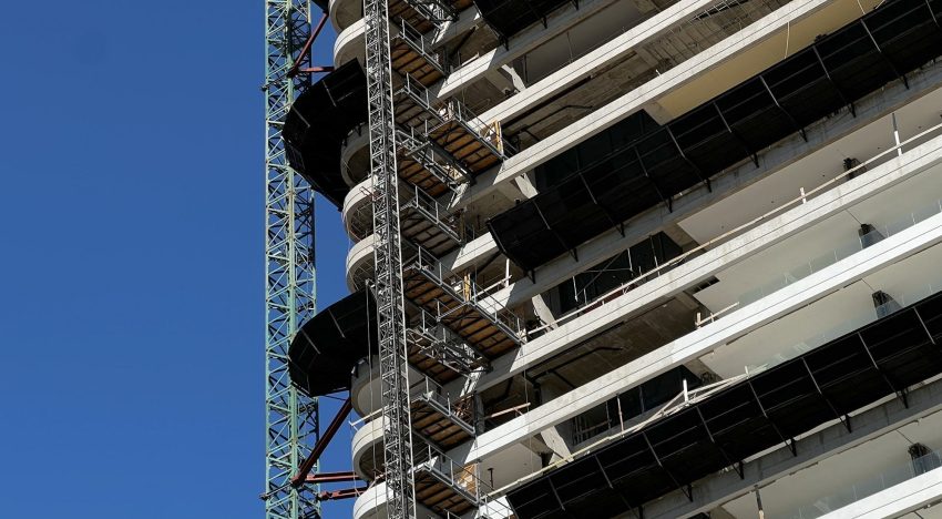 Créditos hipotecarios: el dilema de los bancos para prestar a 20 o 30 años con los depósitos que captan a 30 días