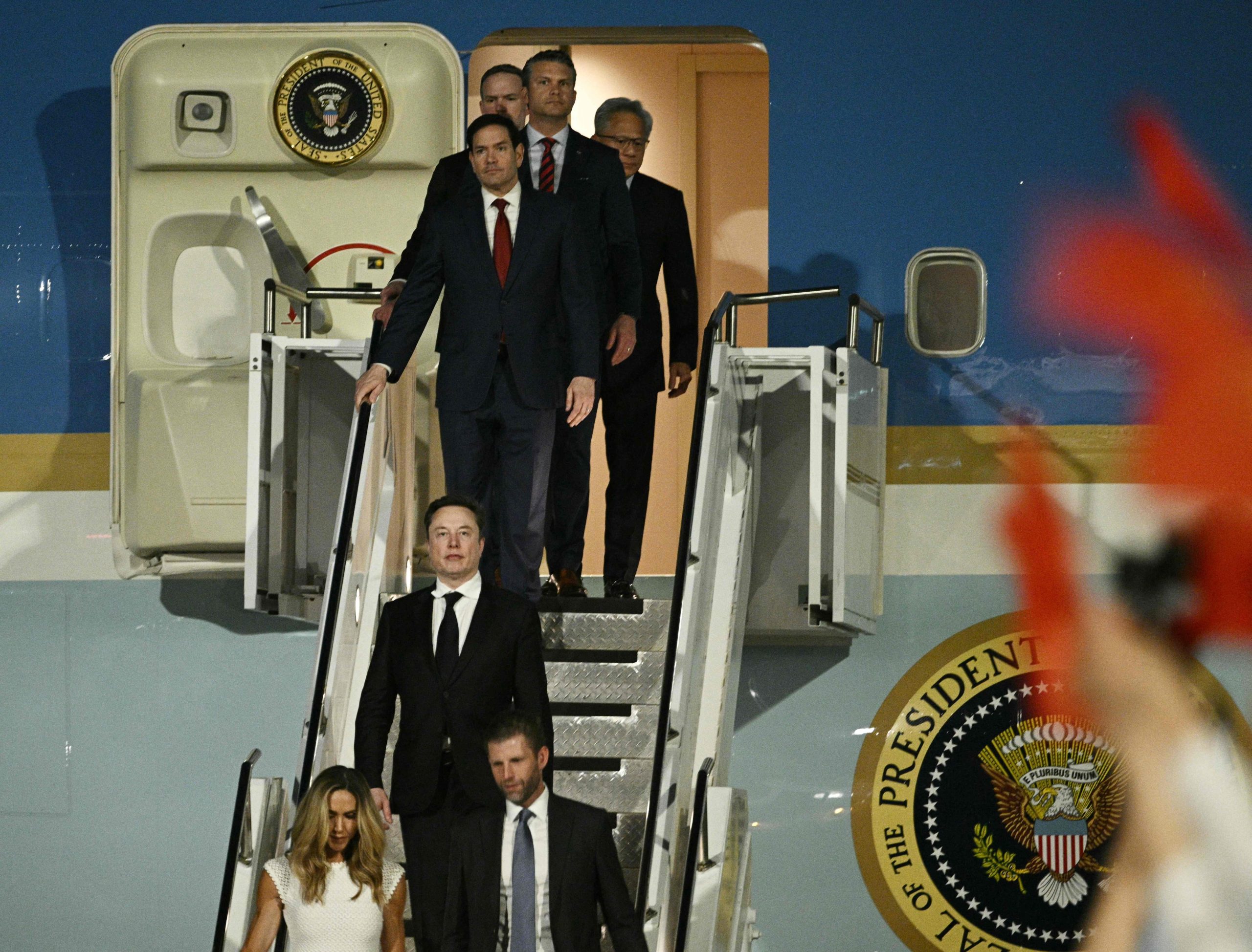Trump llega a Pekín junto a una comitiva de empresarios estadounidenses, entre ellos, el dueño de Tesla y Space X, Elon Musk