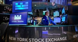 El petróleo cae por debajo de los US$100 y las bolsas del mundo repuntan tras el anuncio de Trump sobre Ormuz