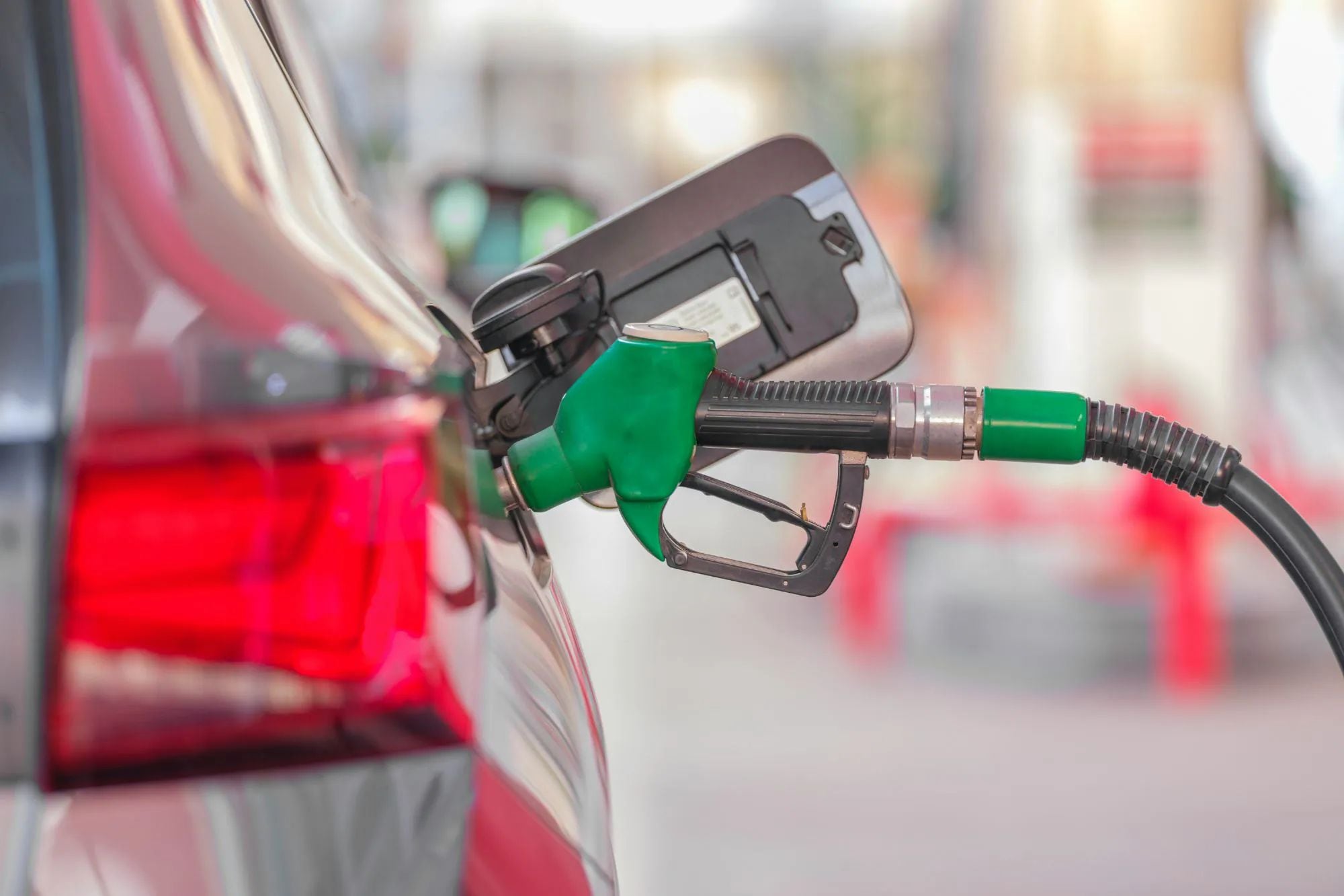 Chris Wright sugirió este domingo que el Gobierno podría considerar suspender el impuesto federal a la gasolina 