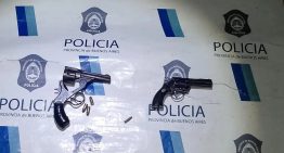 Detuvieron a una madre que grabó a su bebé jugando con un arma en La Plata: “¿Es para los giles?”