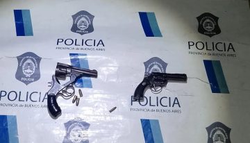 Detuvieron a una madre que grabó a su bebé jugando con un arma en La Plata: “¿Es para los giles?”