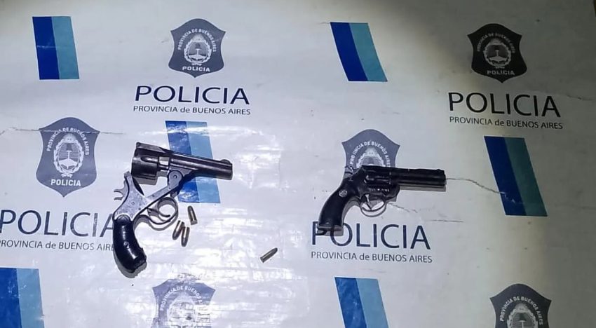 Detuvieron a una madre que grabó a su bebé jugando con un arma en La Plata: “¿Es para los giles?”